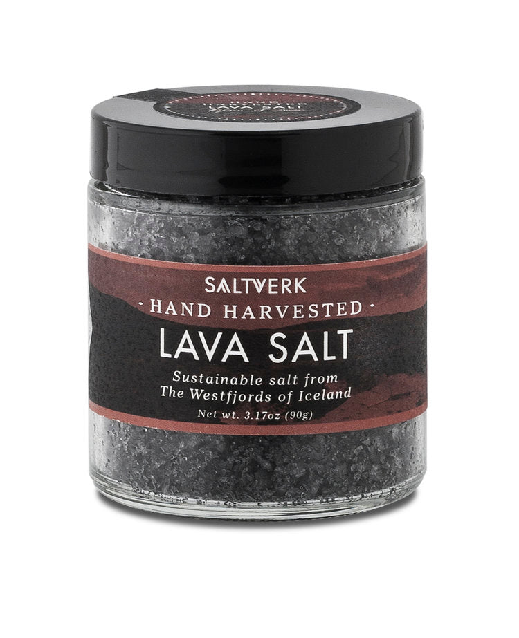 Le sel de lave noire est un sel de mer islandais géothermique en paillettes mélangé à du charbon actif.