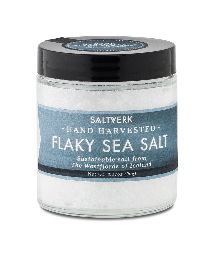 Le sel marin lamellaire de Saltverk est un sel marin frais et minéral croquant produit en utilisant uniquement l'énergie des sources chaudes géothermiques du nord-ouest de l'Islande.